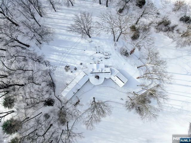 28 Turners Lake Drive, Mahwah, NJ 07430