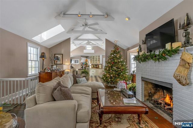 28 Turners Lake Drive, Mahwah, NJ 07430