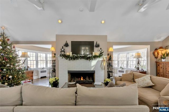28 Turners Lake Drive, Mahwah, NJ 07430