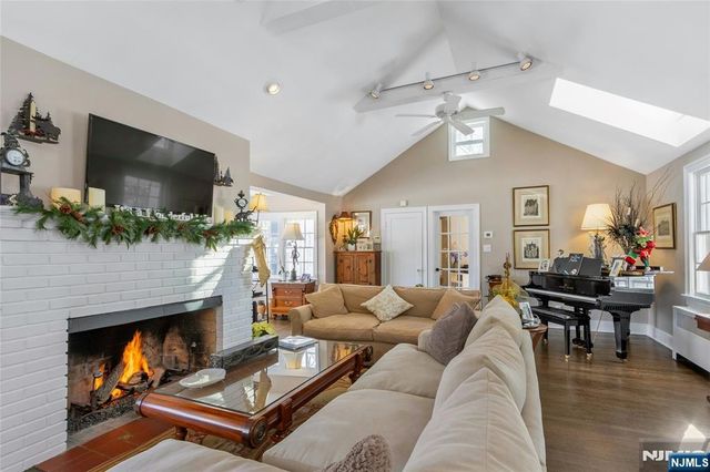28 Turners Lake Drive, Mahwah, NJ 07430