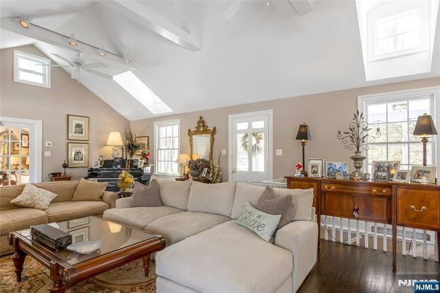 28 Turners Lake Drive, Mahwah, NJ 07430