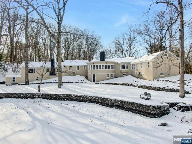 28 Turners Lake Drive, Mahwah, NJ 07430