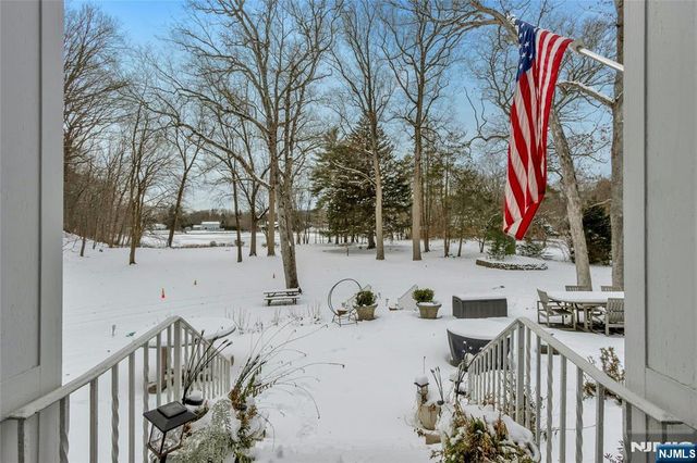 28 Turners Lake Drive, Mahwah, NJ 07430