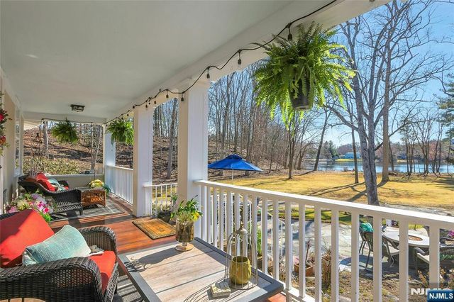28 Turners Lake Drive, Mahwah, NJ 07430