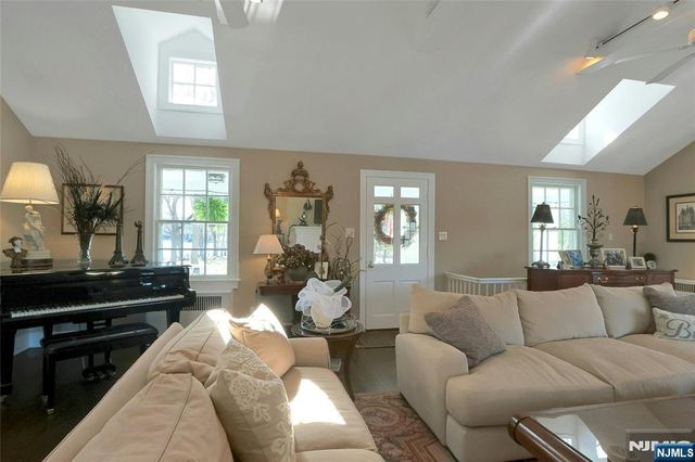 28 Turners Lake Drive, Mahwah, NJ 07430