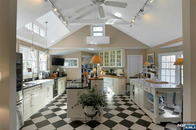 28 Turners Lake Drive, Mahwah, NJ 07430