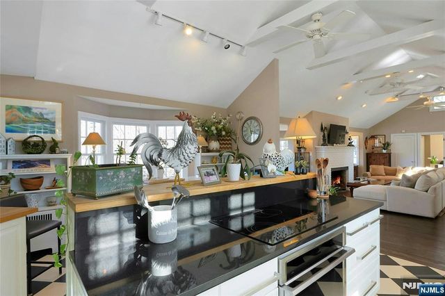 28 Turners Lake Drive, Mahwah, NJ 07430
