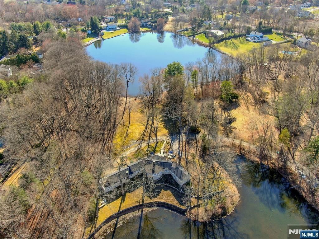 28 Turners Lake Drive, Mahwah, NJ 07430