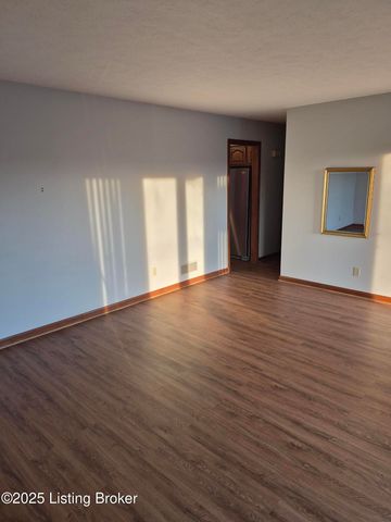 7011 Uranus Dr, Louisville, KY 40258