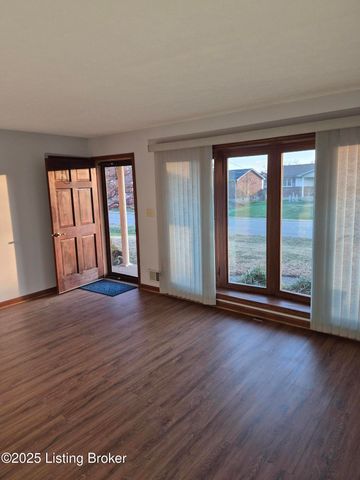 7011 Uranus Dr, Louisville, KY 40258