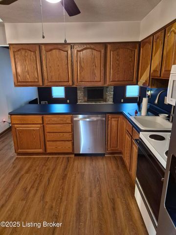 7011 Uranus Dr, Louisville, KY 40258