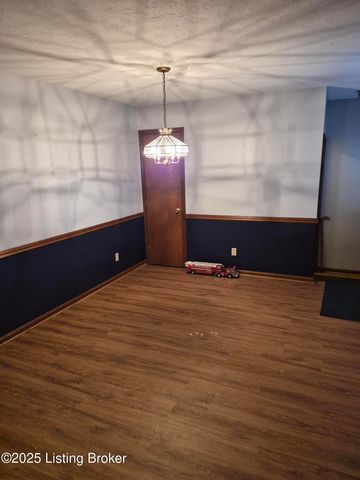 7011 Uranus Dr, Louisville, KY 40258