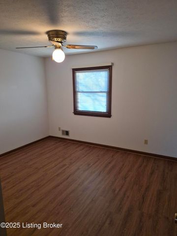 7011 Uranus Dr, Louisville, KY 40258