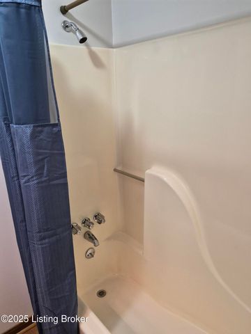 7011 Uranus Dr, Louisville, KY 40258