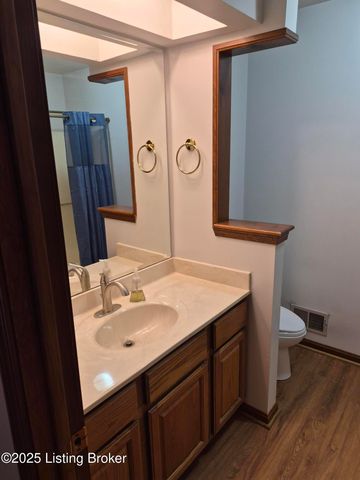 7011 Uranus Dr, Louisville, KY 40258