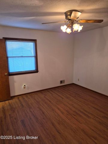 7011 Uranus Dr, Louisville, KY 40258