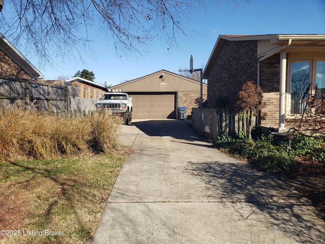 7011 Uranus Dr, Louisville, KY 40258