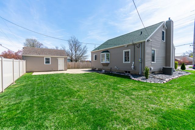 2110 E Oakland Avenue, Bloomington, IL 61701