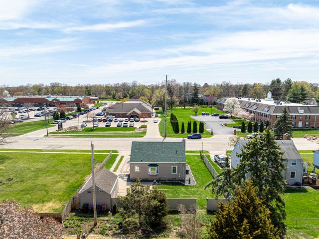 2110 E Oakland Avenue, Bloomington, IL 61701