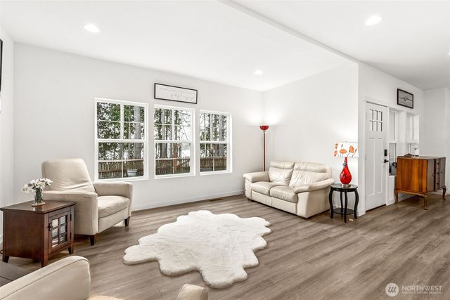 21 E Sullivan Street, Allyn, WA 98524