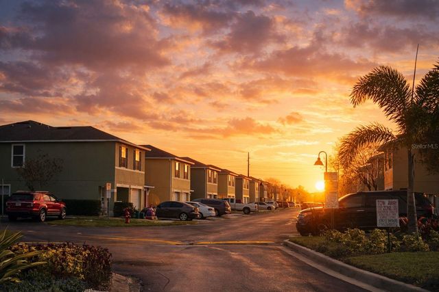 572 CRESTING OAK CIRCLE 19, Orlando, FL 32824