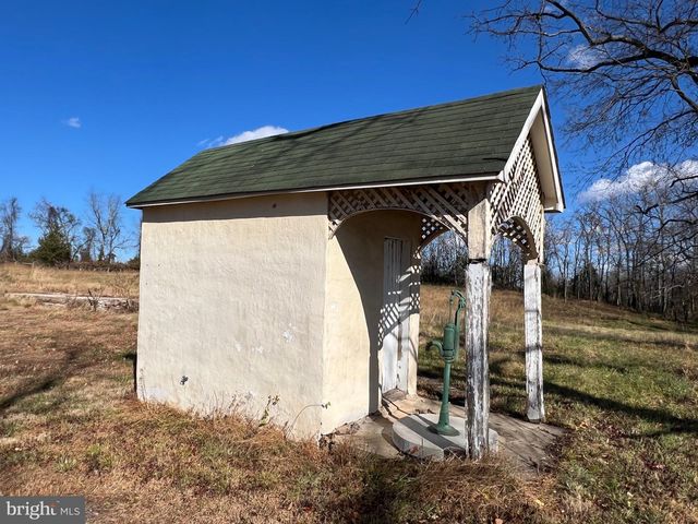 7035 LEEDS MANOR, Marshall, VA 20115