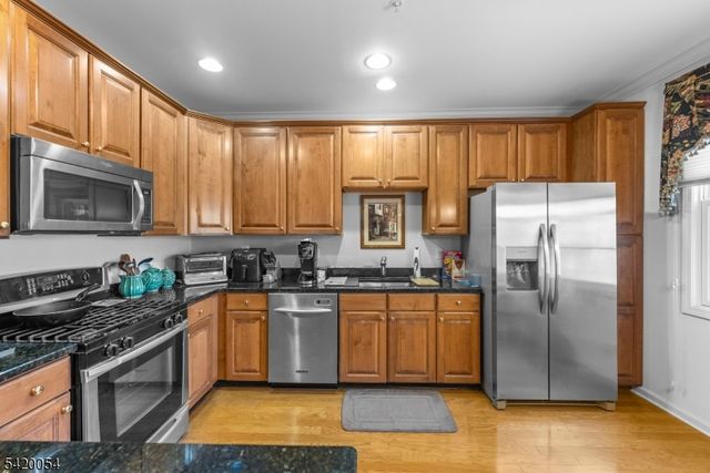 9 Goffle Brook Ct, Hawthorne Boro, NJ 07506