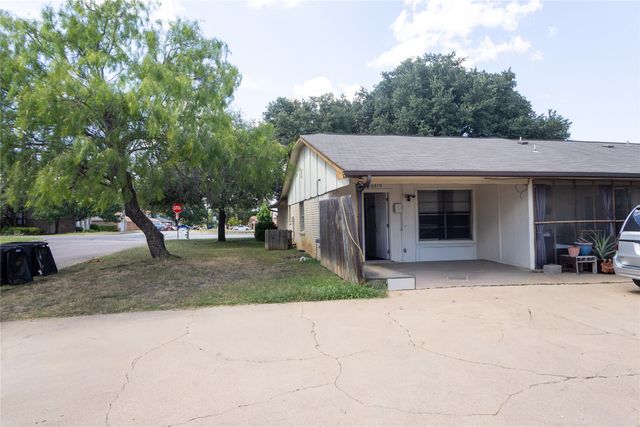 6919 W Cleburne Road, Fort Worth, TX 76133