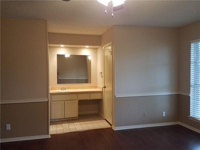 6919 W Cleburne Road, Fort Worth, TX 76133