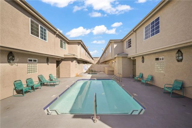 18347 Saticoy Street 37, Reseda, CA 91335