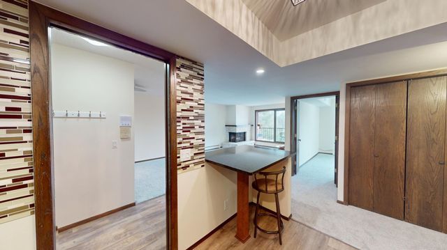 4710 58th Avenue N 301, Crystal, MN 55429