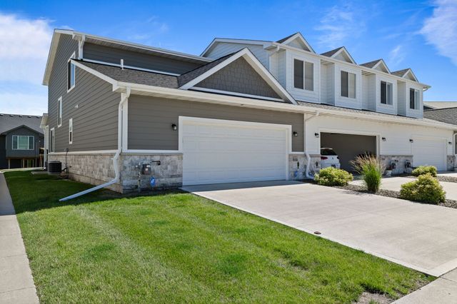9150 Spring Crest Lane, West Des Moines, IA 50266