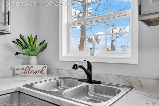 3981 Pine Grove Avenue, Fort Gratiot Charter Township, MI 48059