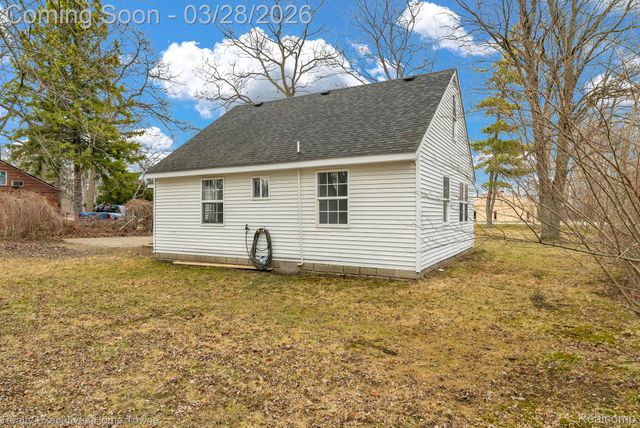 3981 Pine Grove Avenue, Fort Gratiot Charter Township, MI 48059