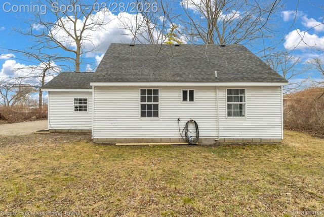 3981 Pine Grove Avenue, Fort Gratiot Charter Township, MI 48059