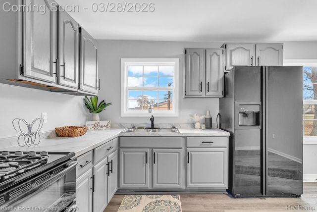 3981 Pine Grove Avenue, Fort Gratiot Charter Township, MI 48059