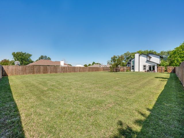 401 N Sierra Trail, Pilot Point, TX 76258
