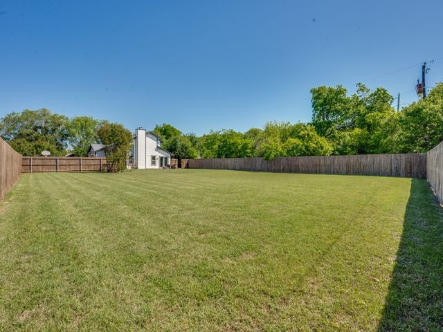 401 N Sierra Trail, Pilot Point, TX 76258