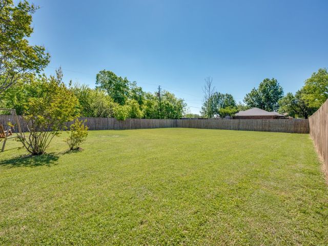401 N Sierra Trail, Pilot Point, TX 76258