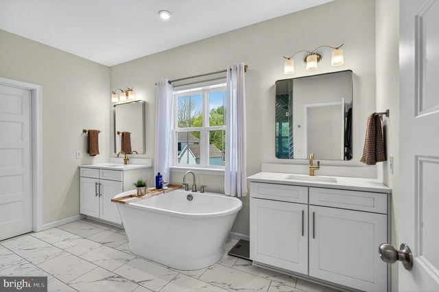 925 MARINA CT, West Chester, PA 19382
