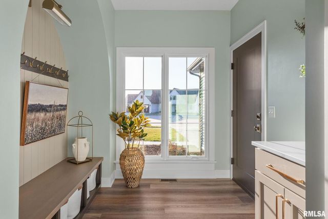 5167 Lakeside Court, Bettendorf, IA 52722