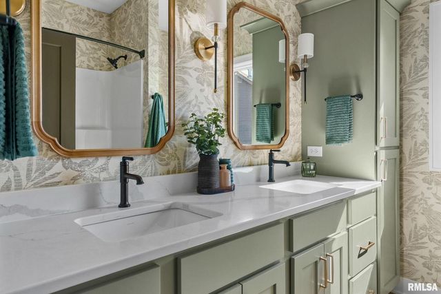 5167 Lakeside Court, Bettendorf, IA 52722