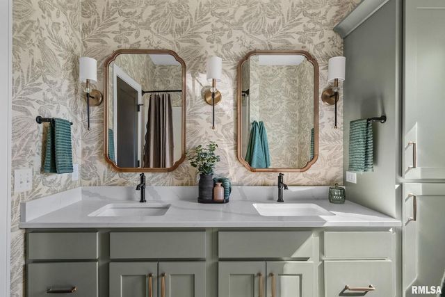 5167 Lakeside Court, Bettendorf, IA 52722