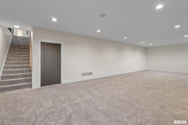 5167 Lakeside Court, Bettendorf, IA 52722