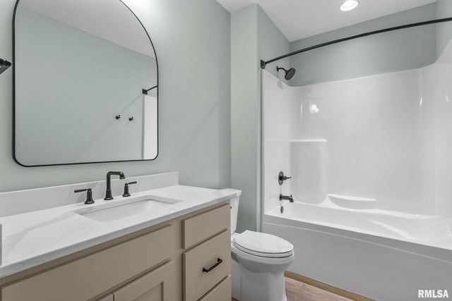 5167 Lakeside Court, Bettendorf, IA 52722