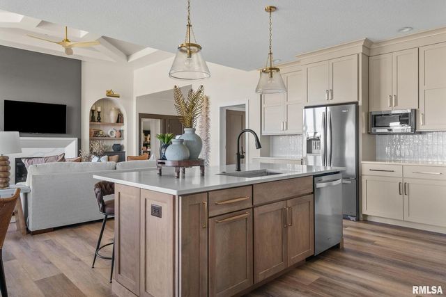 5167 Lakeside Court, Bettendorf, IA 52722