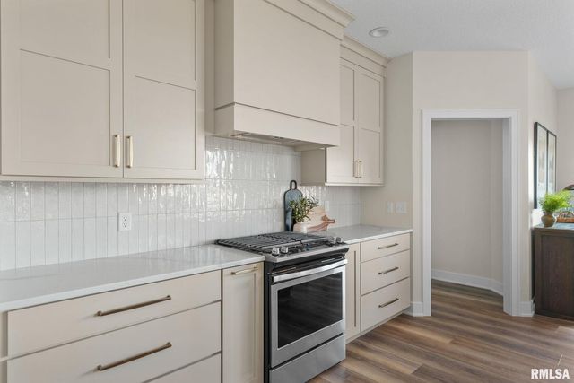 5167 Lakeside Court, Bettendorf, IA 52722