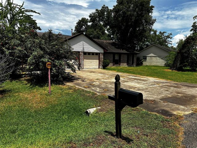 205 Honeysuckle Drive, Baytown, TX 77520