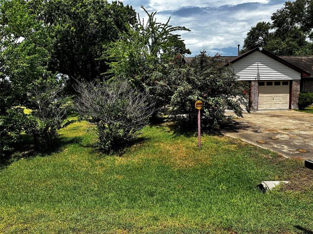205 Honeysuckle Drive, Baytown, TX 77520