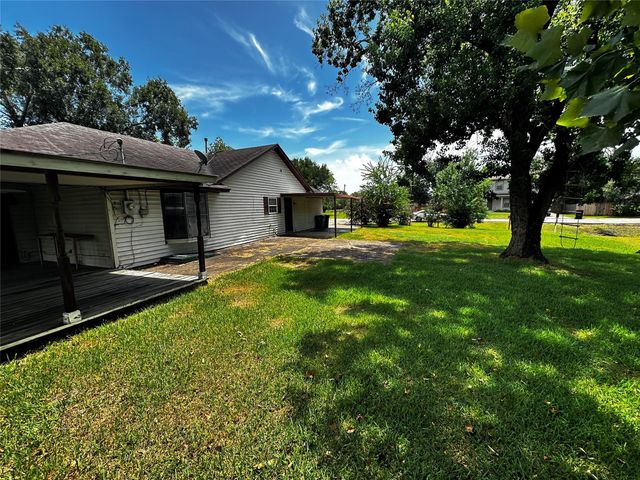 205 Honeysuckle Drive, Baytown, TX 77520